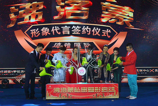 #香港演员陈雅伦#出席杭州琦雅医疗美容明星会暨代言人签约仪式